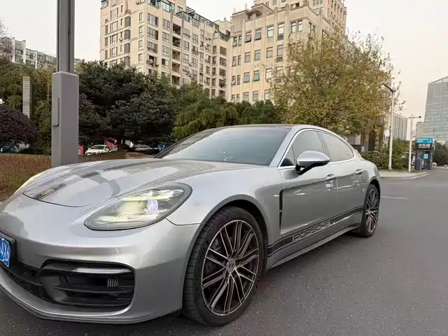 PORSCHE PANAMERA 2021