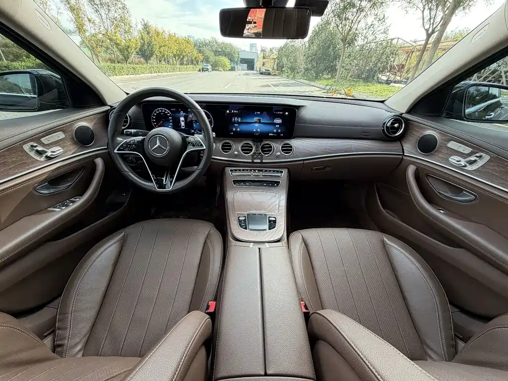 Mercedes-Benz E-Class — миниатюра 7