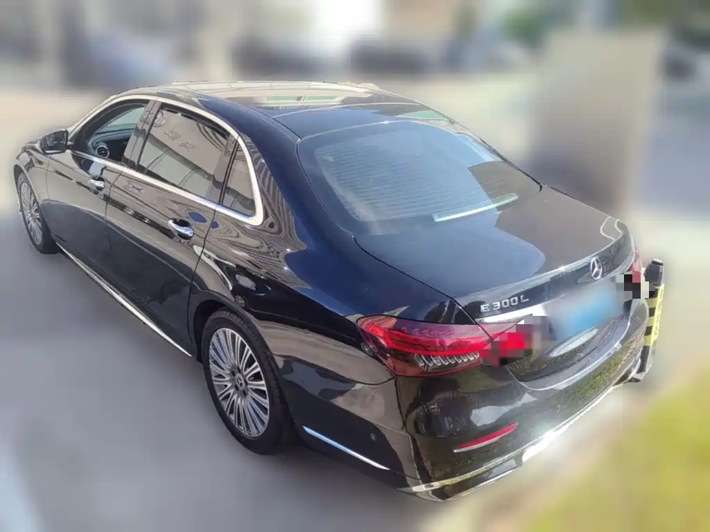 Mercedes-Benz E-Class — миниатюра 7