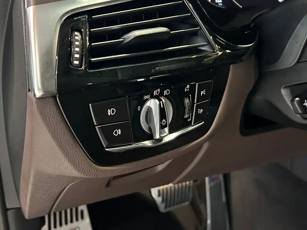 BMW 5 Series — миниатюра 8
