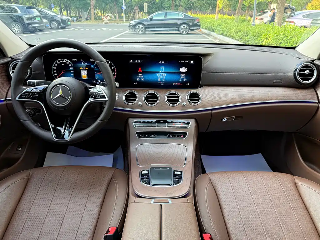 Mercedes-Benz E-Class — миниатюра 12