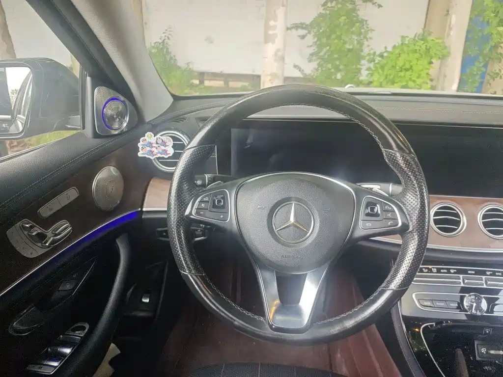 Mercedes-Benz E-Class — миниатюра 7
