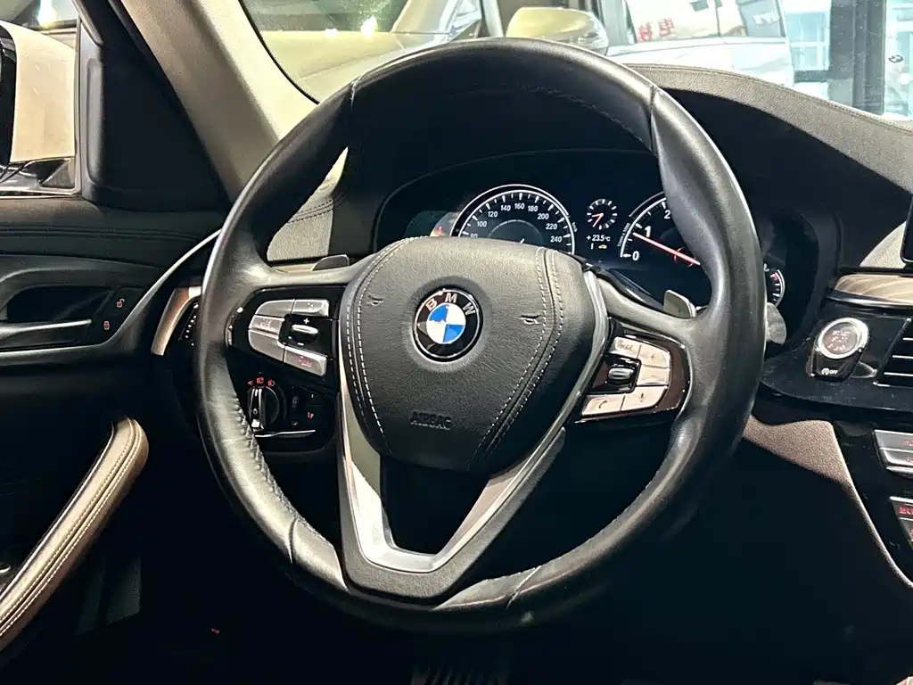 BMW 5 Series — миниатюра 26