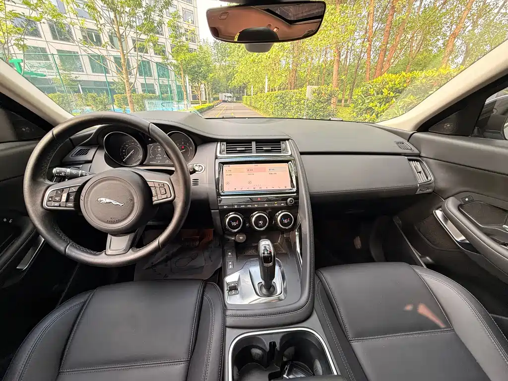 Jaguar E-PACE — миниатюра 8