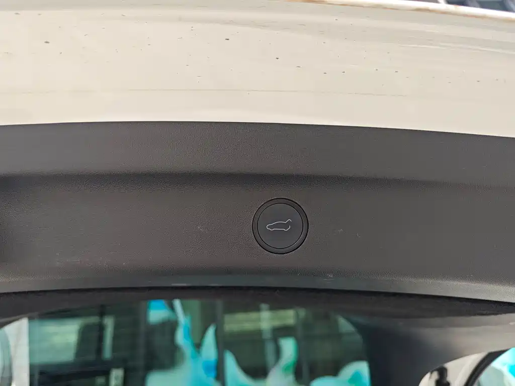 Tesla Model Y — миниатюра 30
