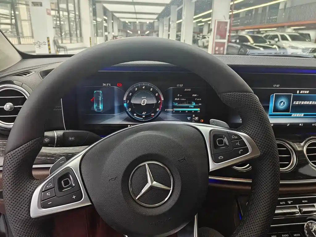 Mercedes-Benz E-Class — миниатюра 8