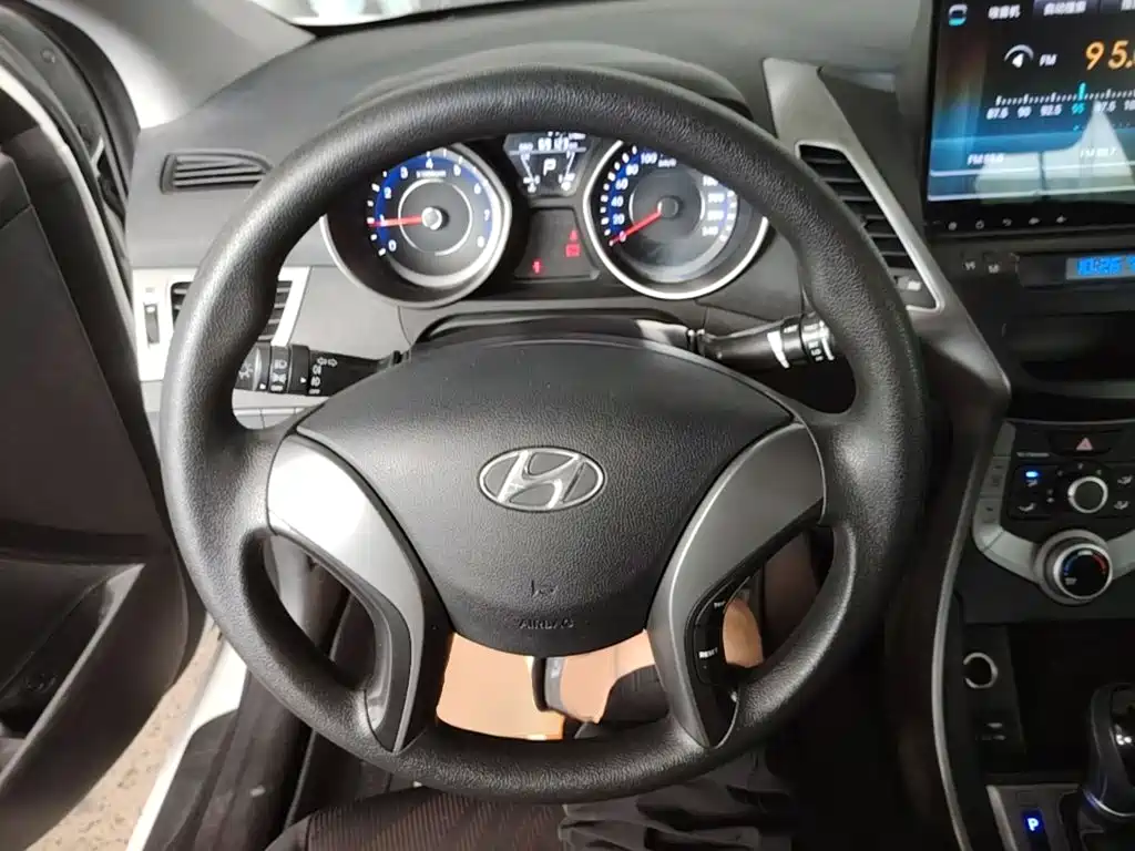 Hyundai Elantra Langdong — миниатюра 11