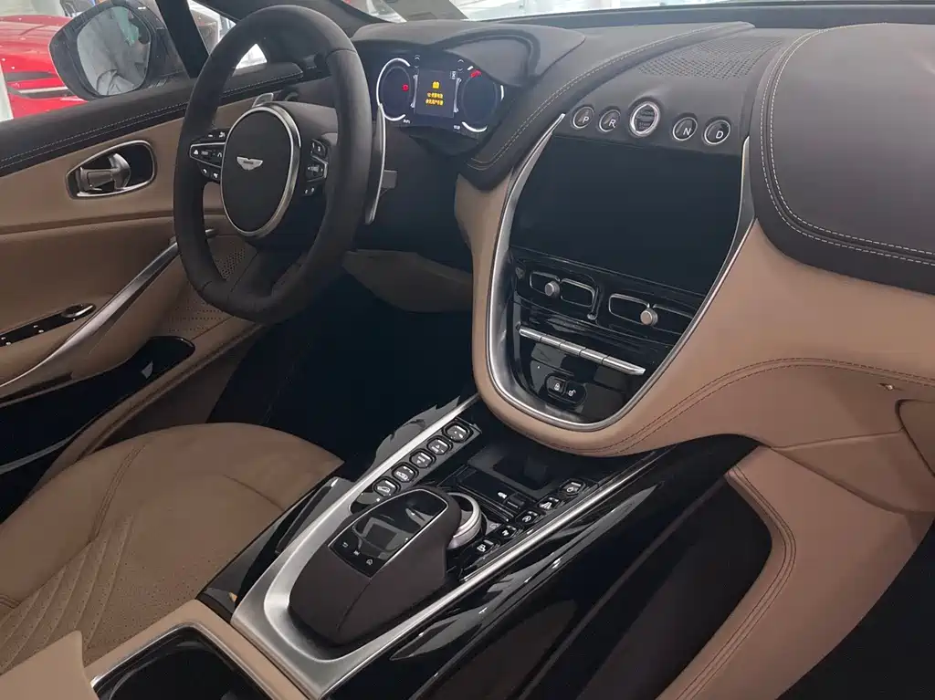 Aston Martin DBX 2024 4.0T V8