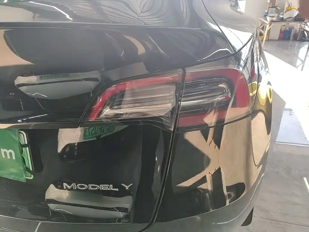 Tesla Model Y — миниатюра 8