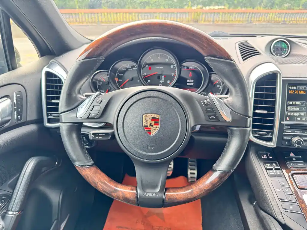 Porsche Cayenne — миниатюра 18