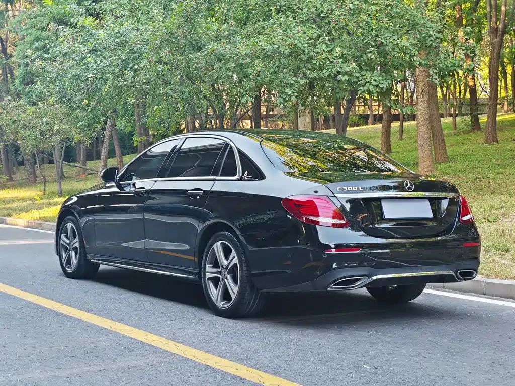 Mercedes-Benz E-Class — миниатюра 6