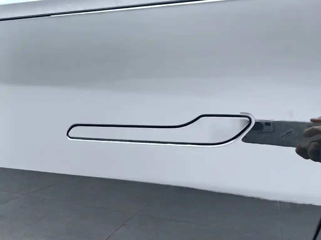 Tesla Model Y — миниатюра 18