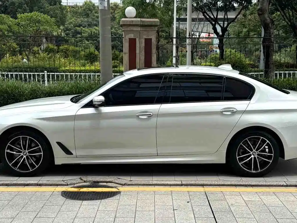 BMW 5 Series — миниатюра 7