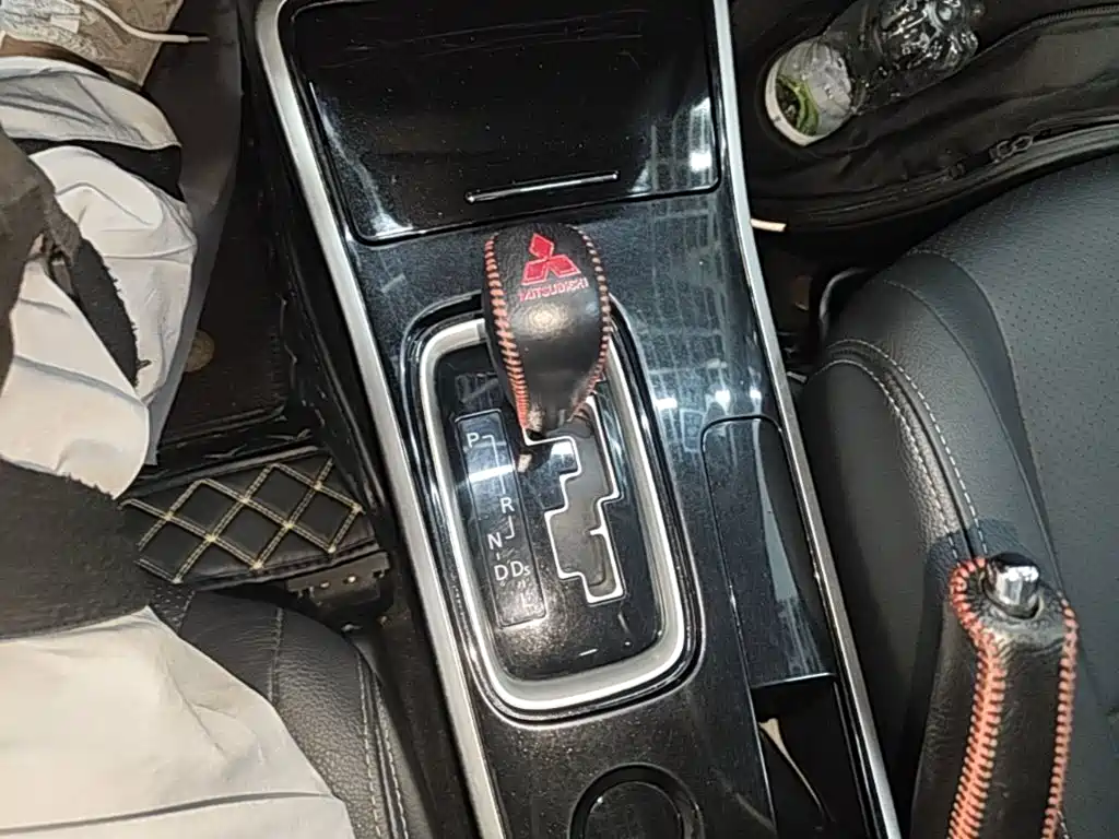 Mitsubishi Outlander — миниатюра 10
