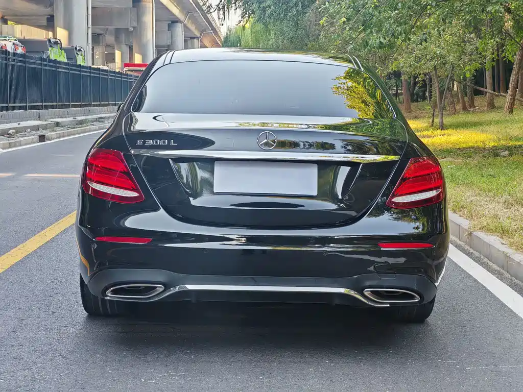 Mercedes-Benz E-Class — миниатюра 5