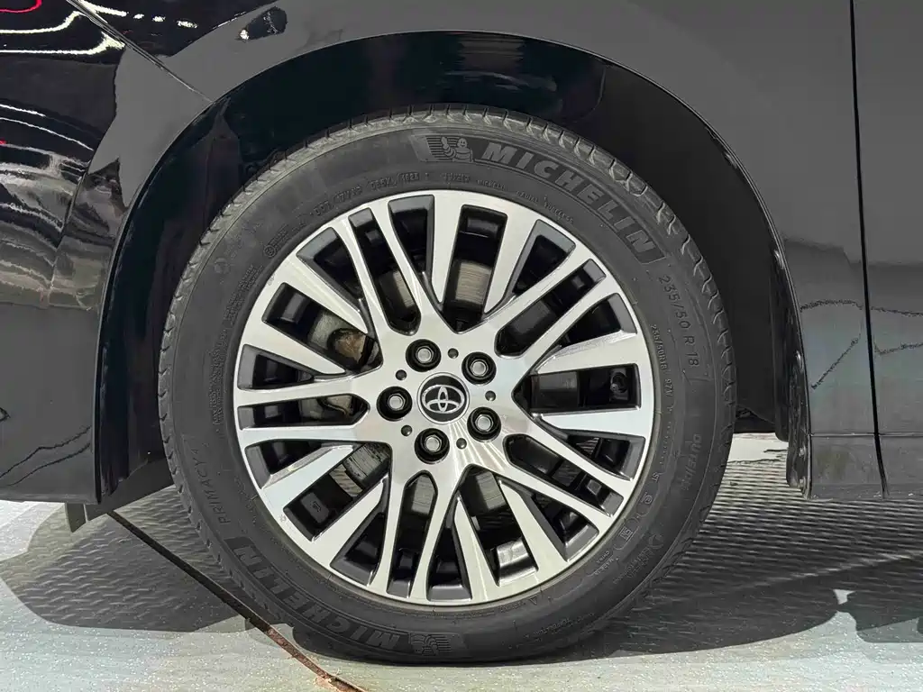 Toyota Alphard — миниатюра 6