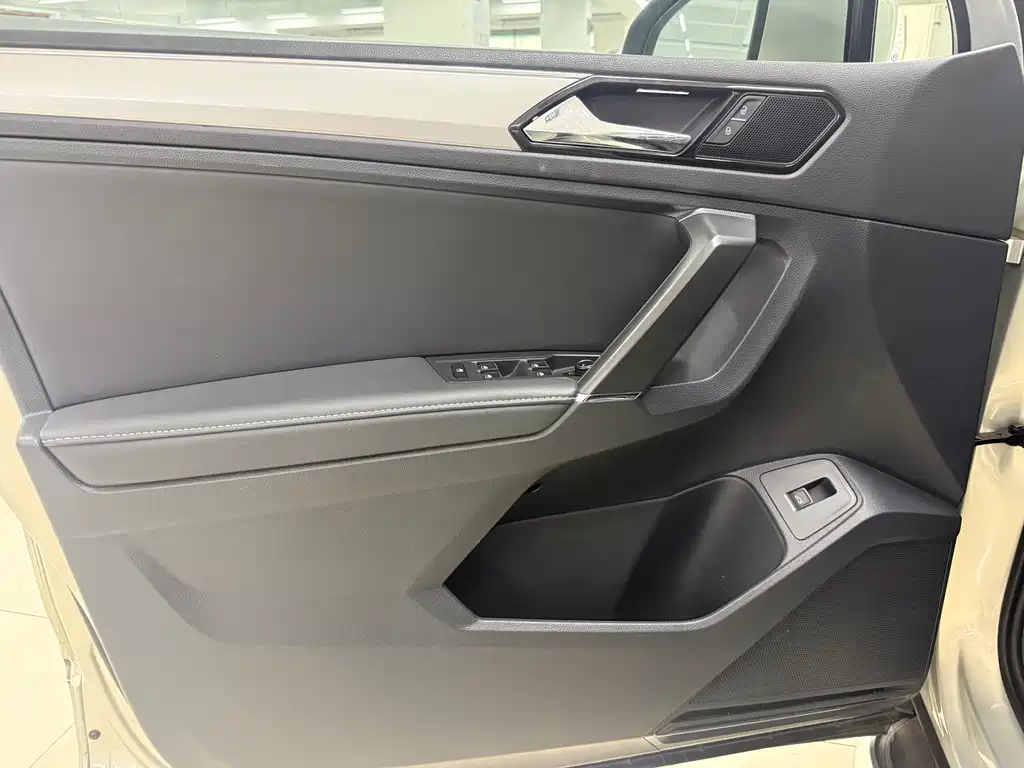 Volkswagen Tiguan L — миниатюра 11