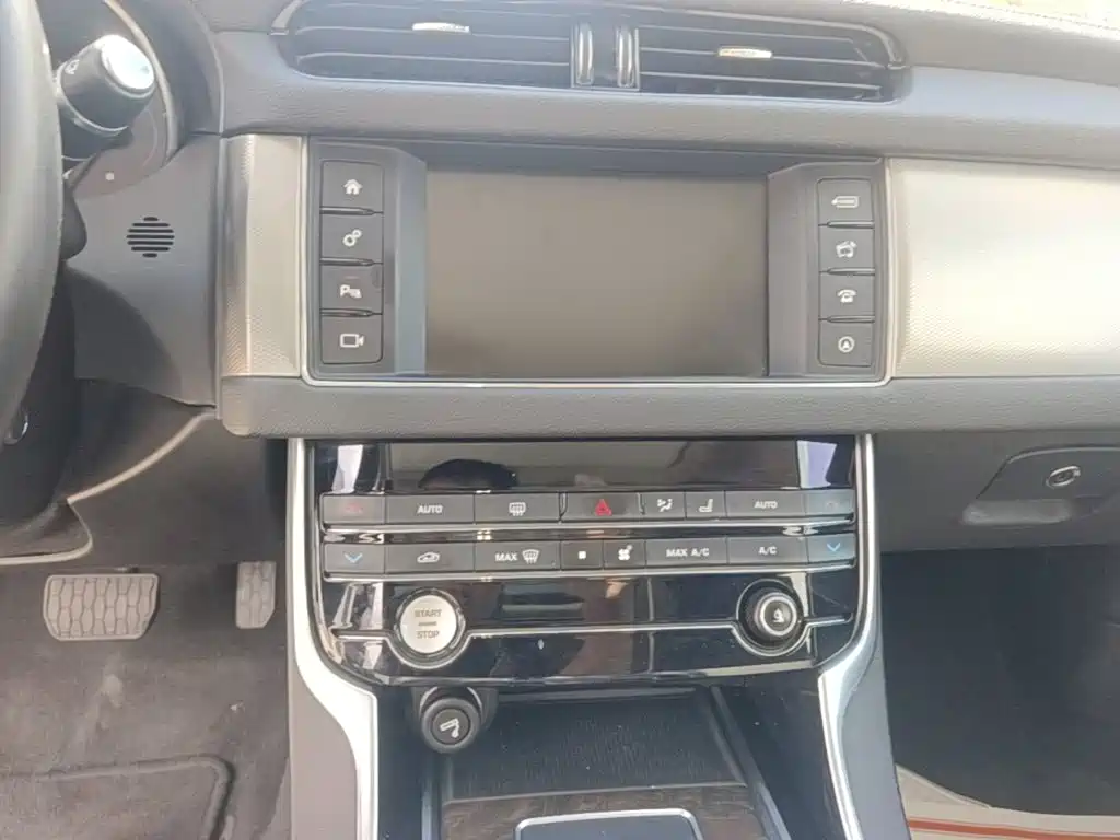Jaguar XFL — миниатюра 13