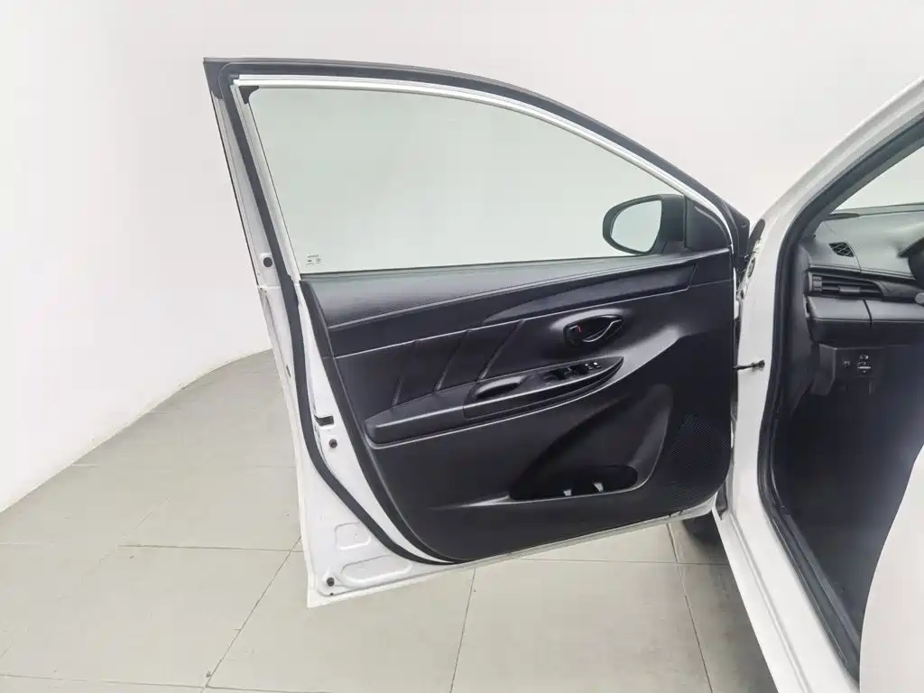 Toyota Yaris L — миниатюра 8