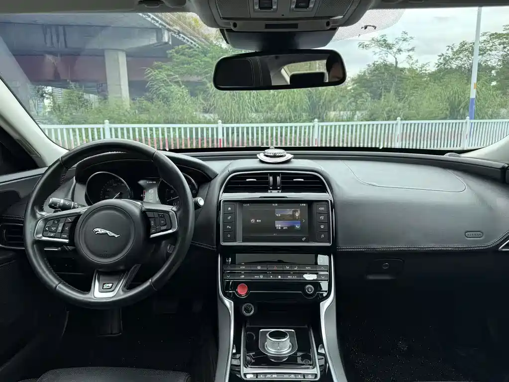 Jaguar XE — миниатюра 6