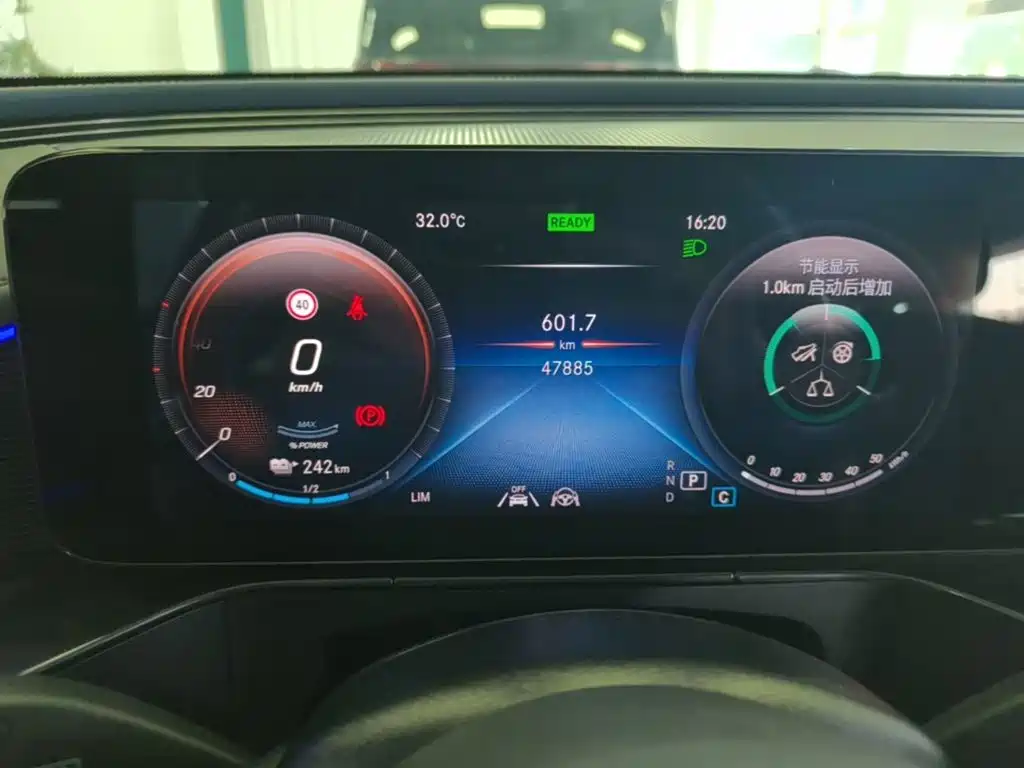 Mercedes-Benz EQC — миниатюра 12