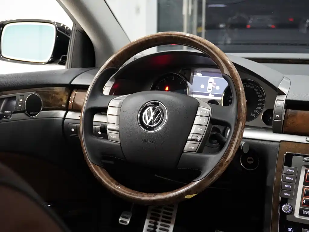 Volkswagen Phaeton — миниатюра 12
