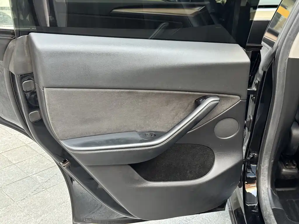 Tesla Model Y — миниатюра 13
