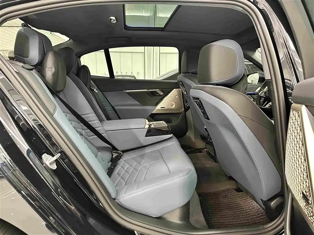 BMW 5 Series — миниатюра 30