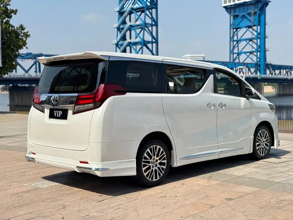 Toyota Alphard — миниатюра 9