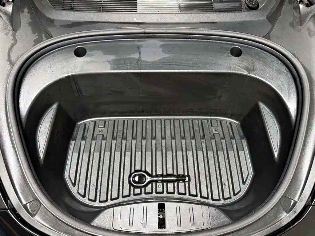 Tesla Model 3 — миниатюра 7