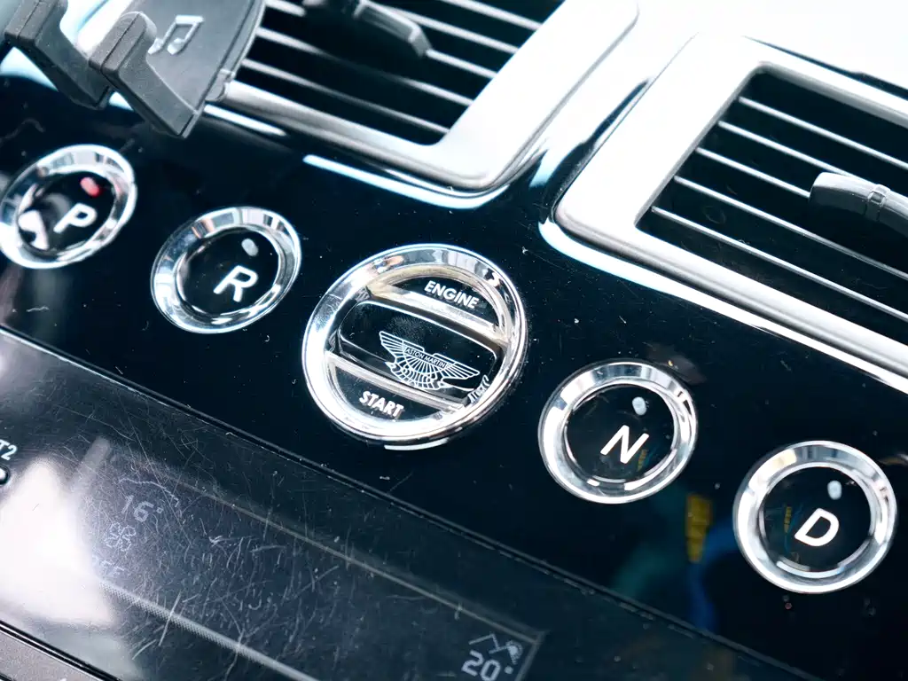 Aston Martin Virage — миниатюра 16