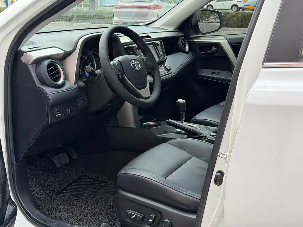 Toyota RAV4 — миниатюра 8