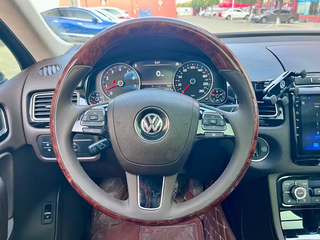 VOLKSWAGEN TOUAREG