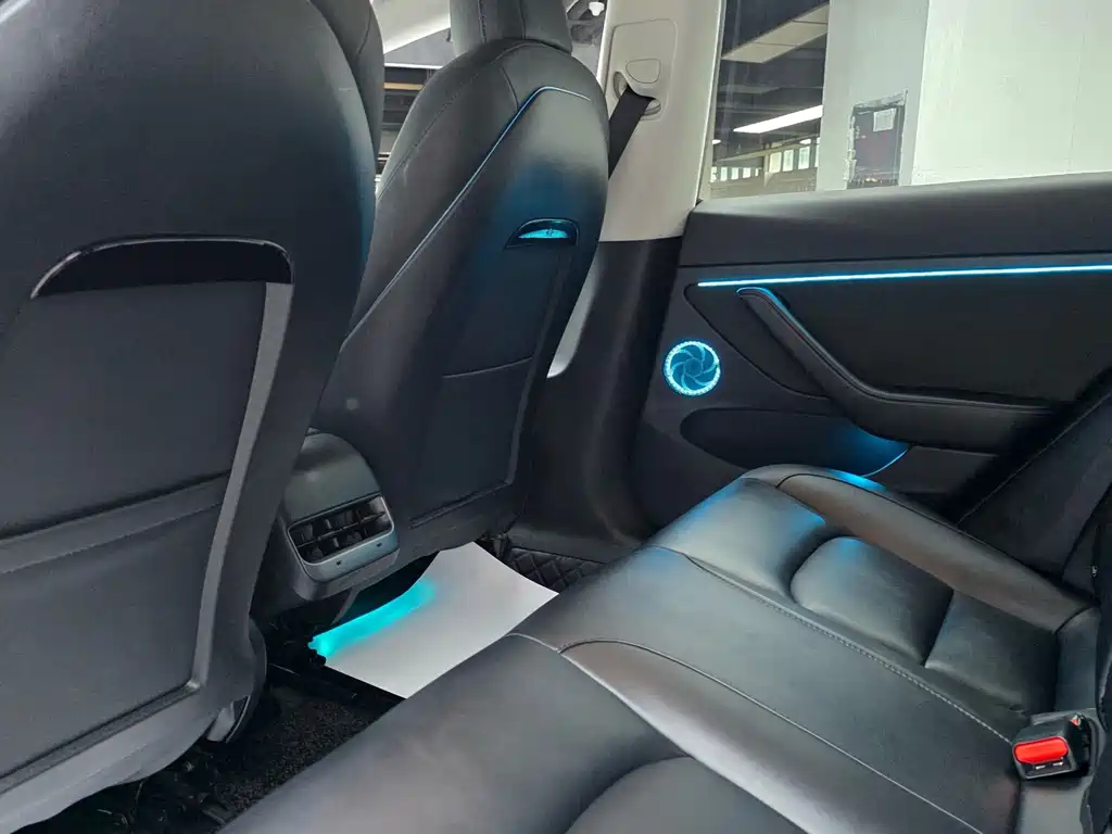 Tesla Model 3 — миниатюра 10