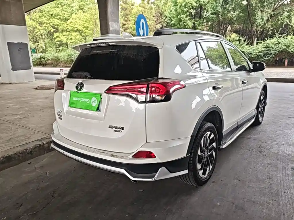 Toyota RAV4 — миниатюра 7