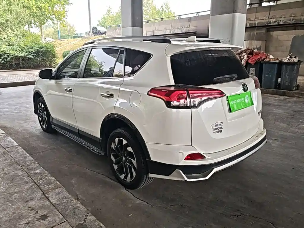 Toyota RAV4 — миниатюра 5
