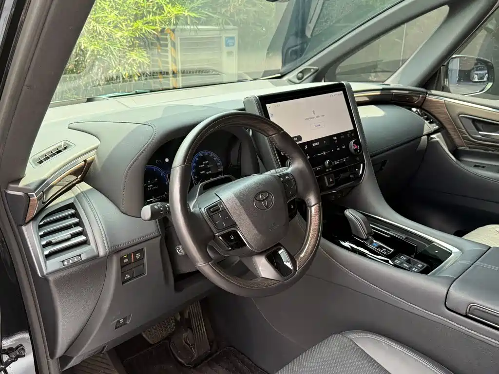 Toyota Alphard — миниатюра 3
