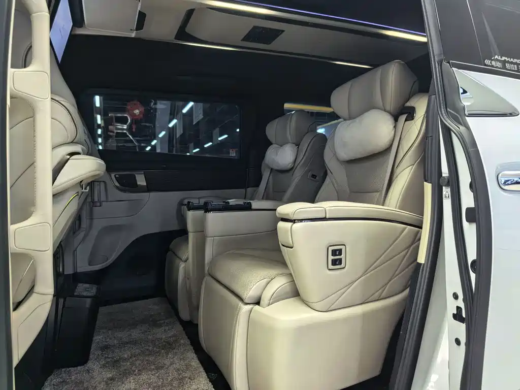 Toyota Alphard — миниатюра 5