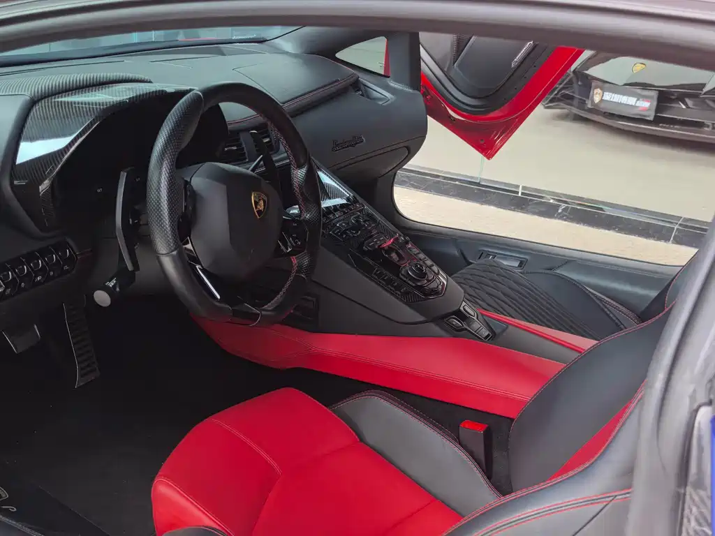 LAMBORGHINI AVENTADOR