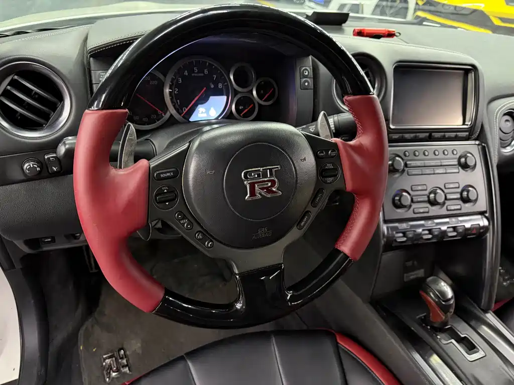 Nissan GT-R — миниатюра 10