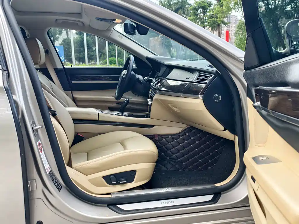 BMW 7 Series — миниатюра 11