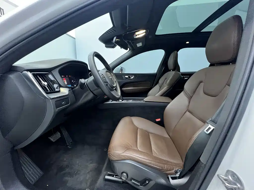 Volvo XC60 2023 B5 Luxury