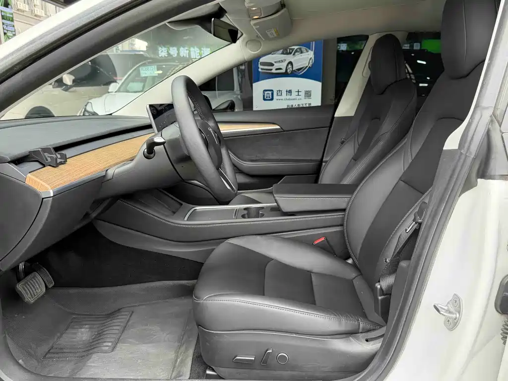 Tesla Model 3 — миниатюра 7