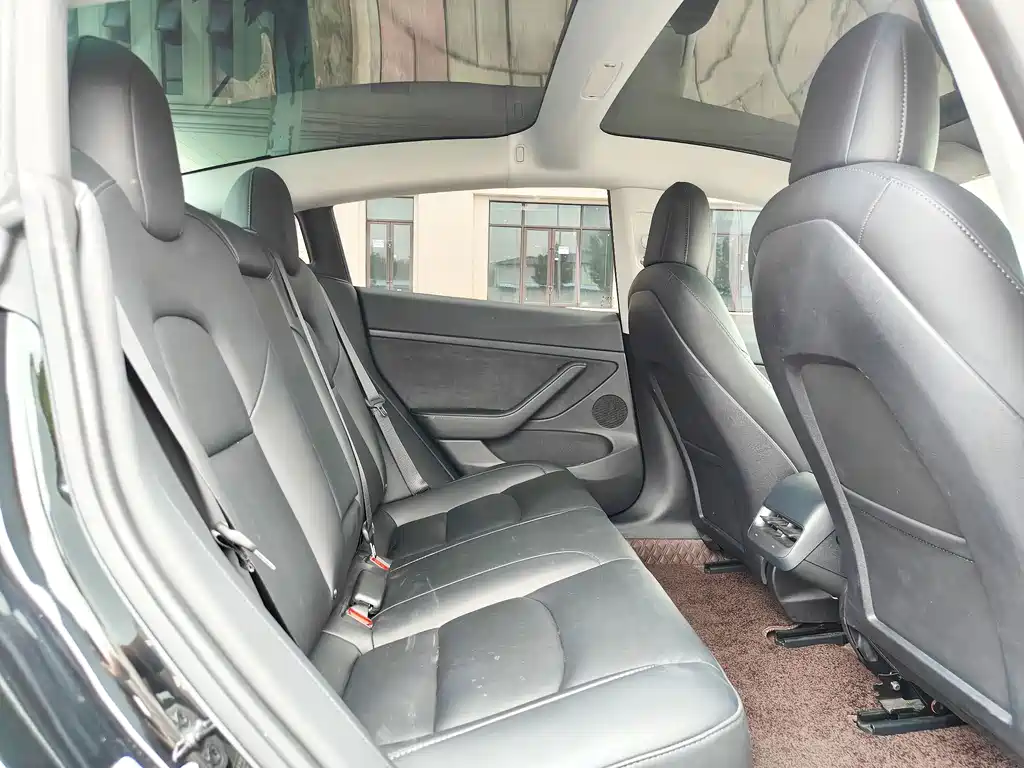 Tesla Model 3 — миниатюра 7