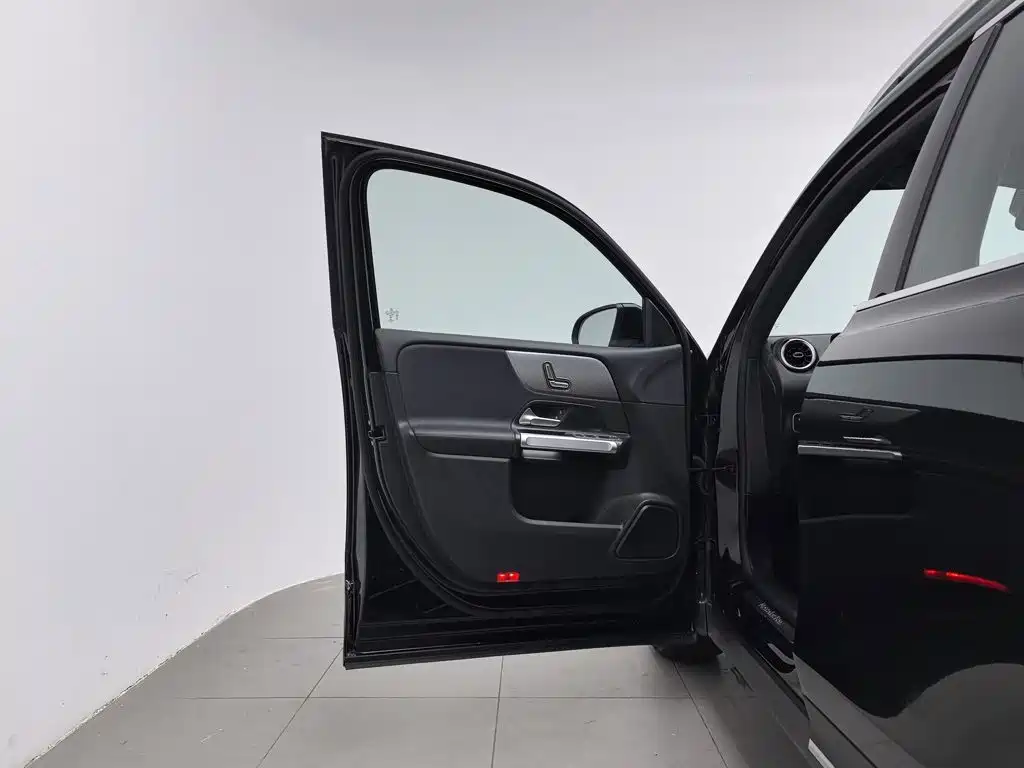 Mercedes-Benz GLB — миниатюра 8