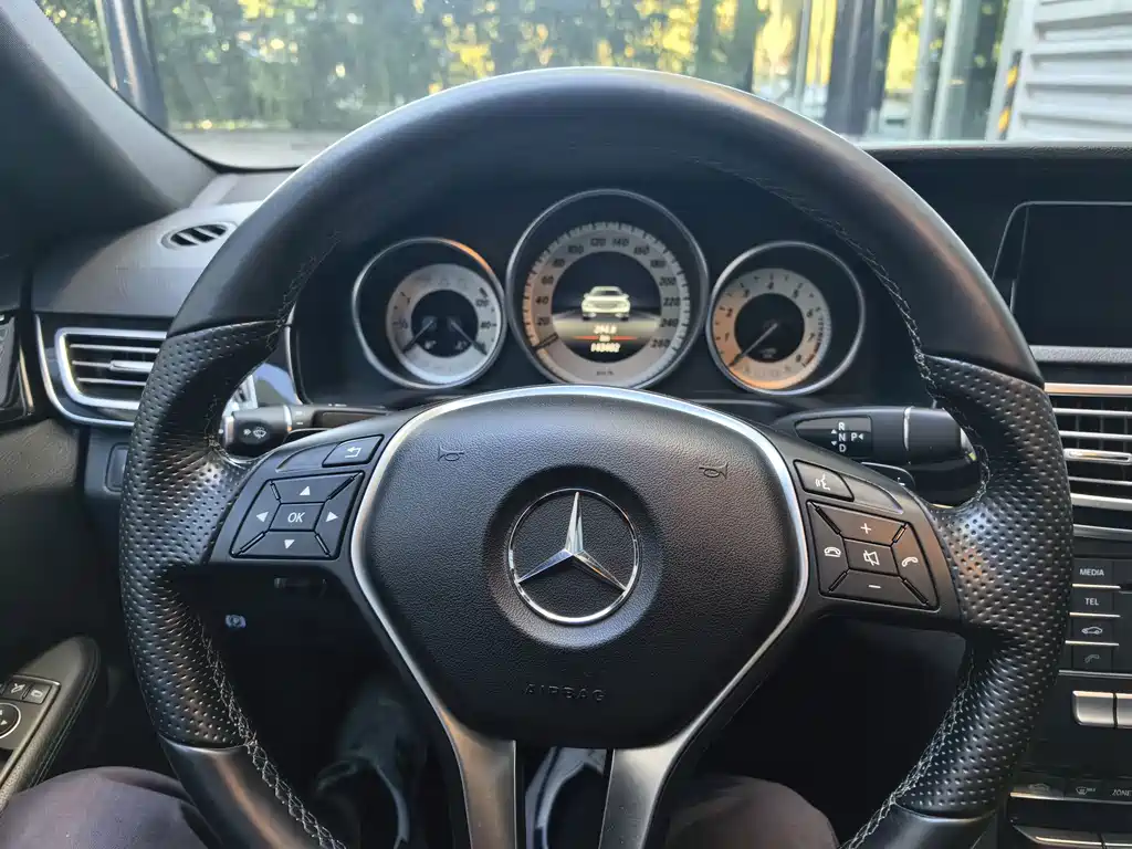 Mercedes-Benz E-Class — миниатюра 7