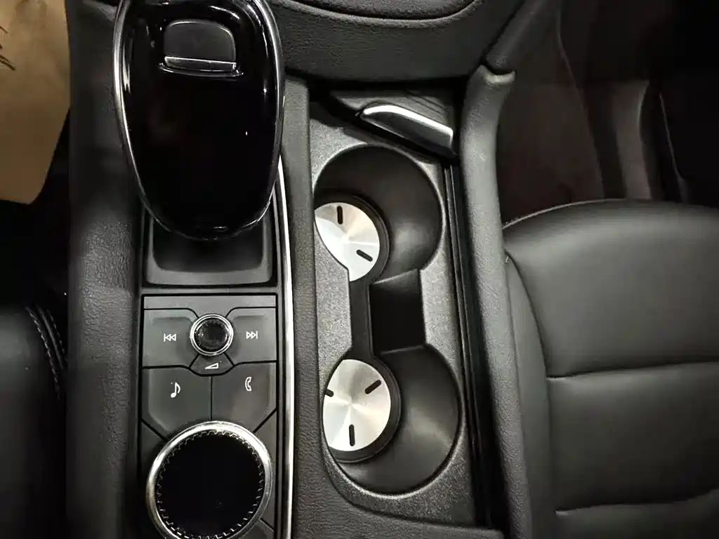 Cadillac XT6 2021 28T мест