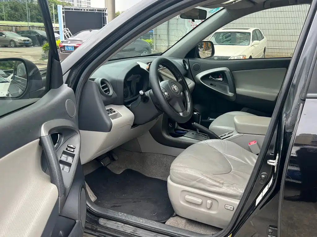 Toyota RAV4 2010 2.4L AT Luxury