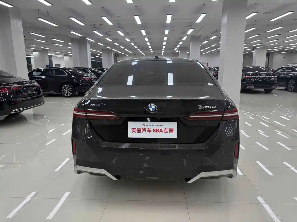 BMW 5 Series — миниатюра 6