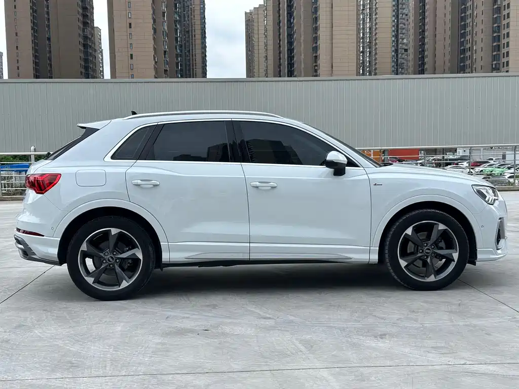 Audi Q3 2023 35 TFSI Fashion (1.4T)